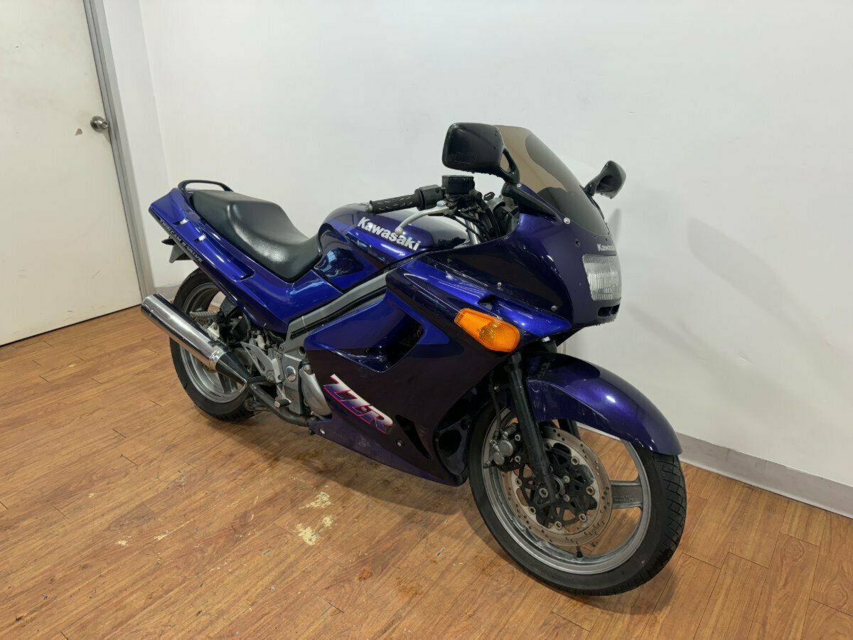 ZZR250 レストアベースに ZZR250 レストアベースに 門真市から LX250H 