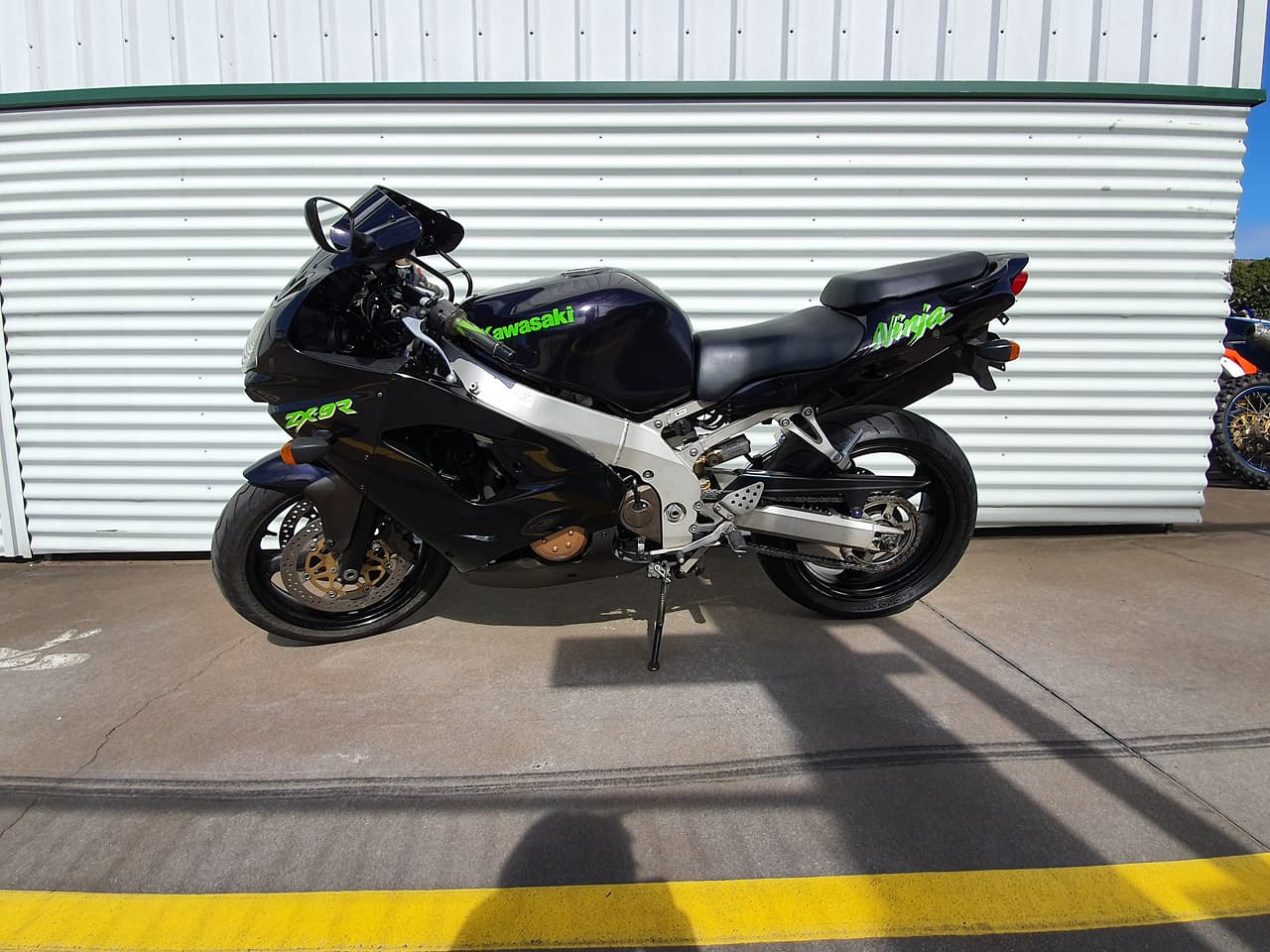 1999 KAWASAKI NINJA ZX-9R ROAD BIKE - JBFD5093707 - JUST BIKES