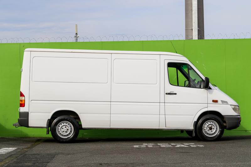 2001 MERCEDESBENZ SPRINTER MANUAL VAN JTFD5038289 JUST TRUCKS