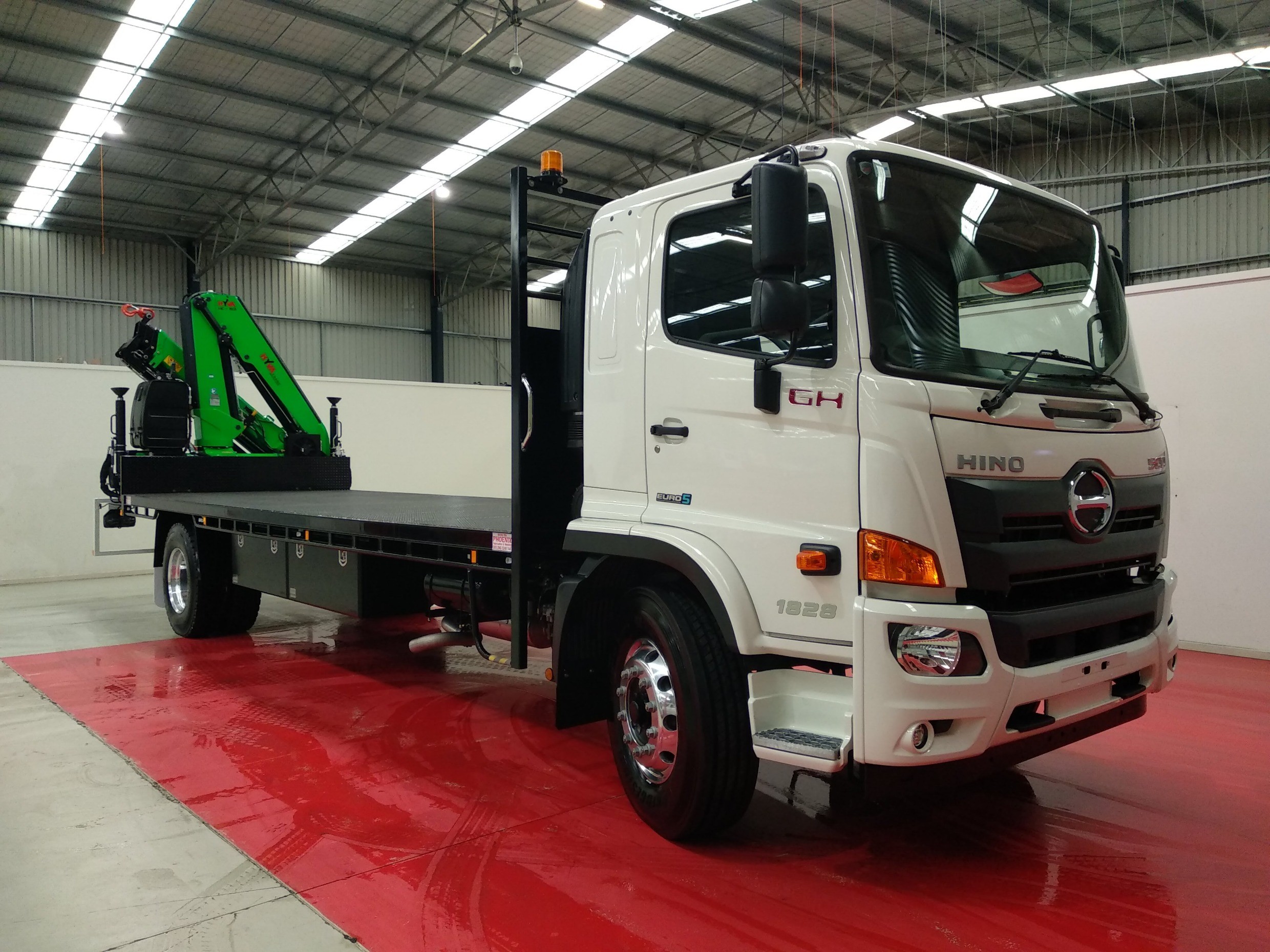 2018 HINO GH 1828500 SERIES TRUCK AUTOMATIC CRANE TRUCK JTFD4108353