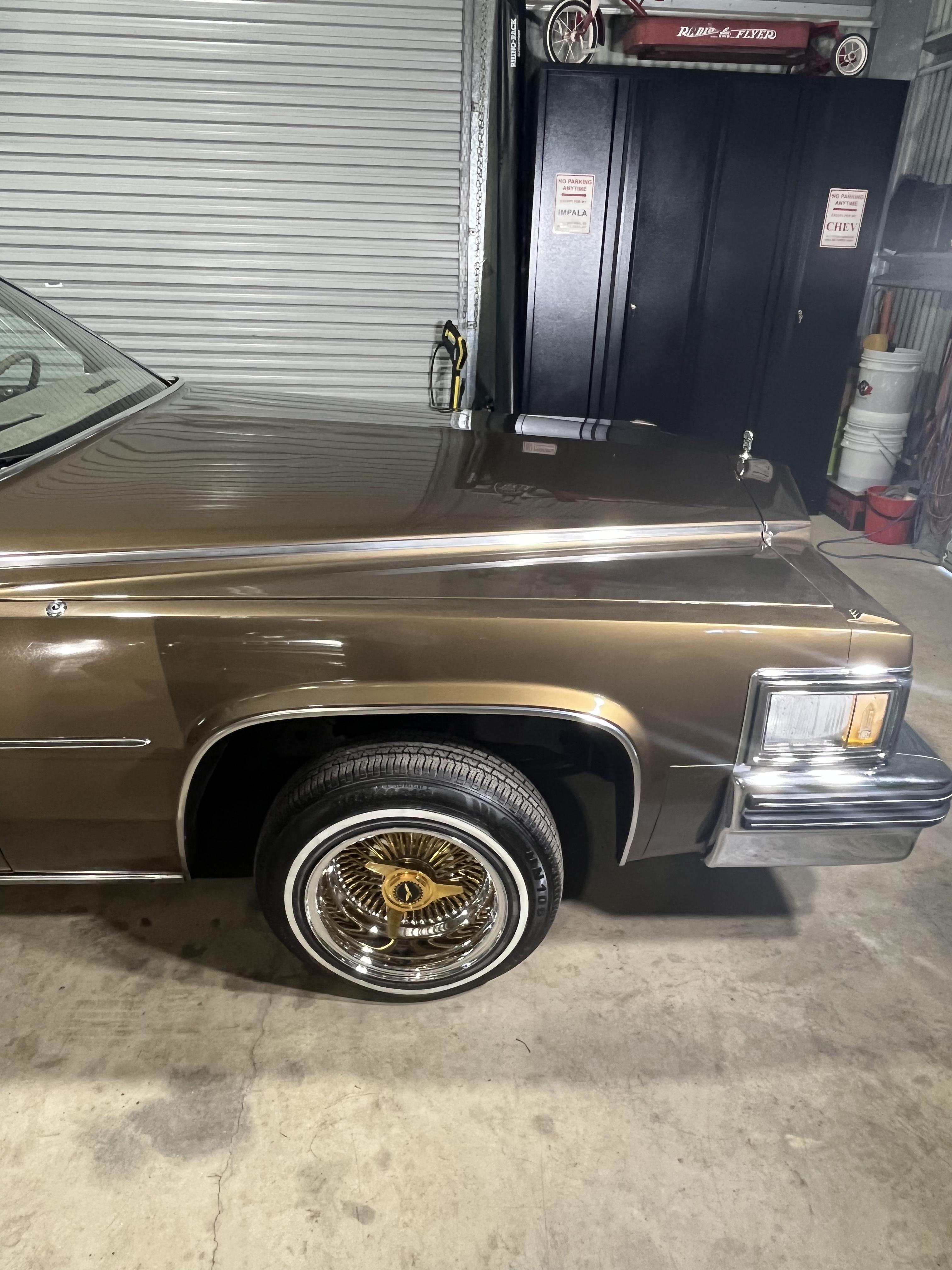 動作品　リンドバーグ　’79 Cadillac LOWRIDERホイールGOLD 1979 CADILLAC COUPE DE VILLE COUPE - JCW5218936 - JUST CARS