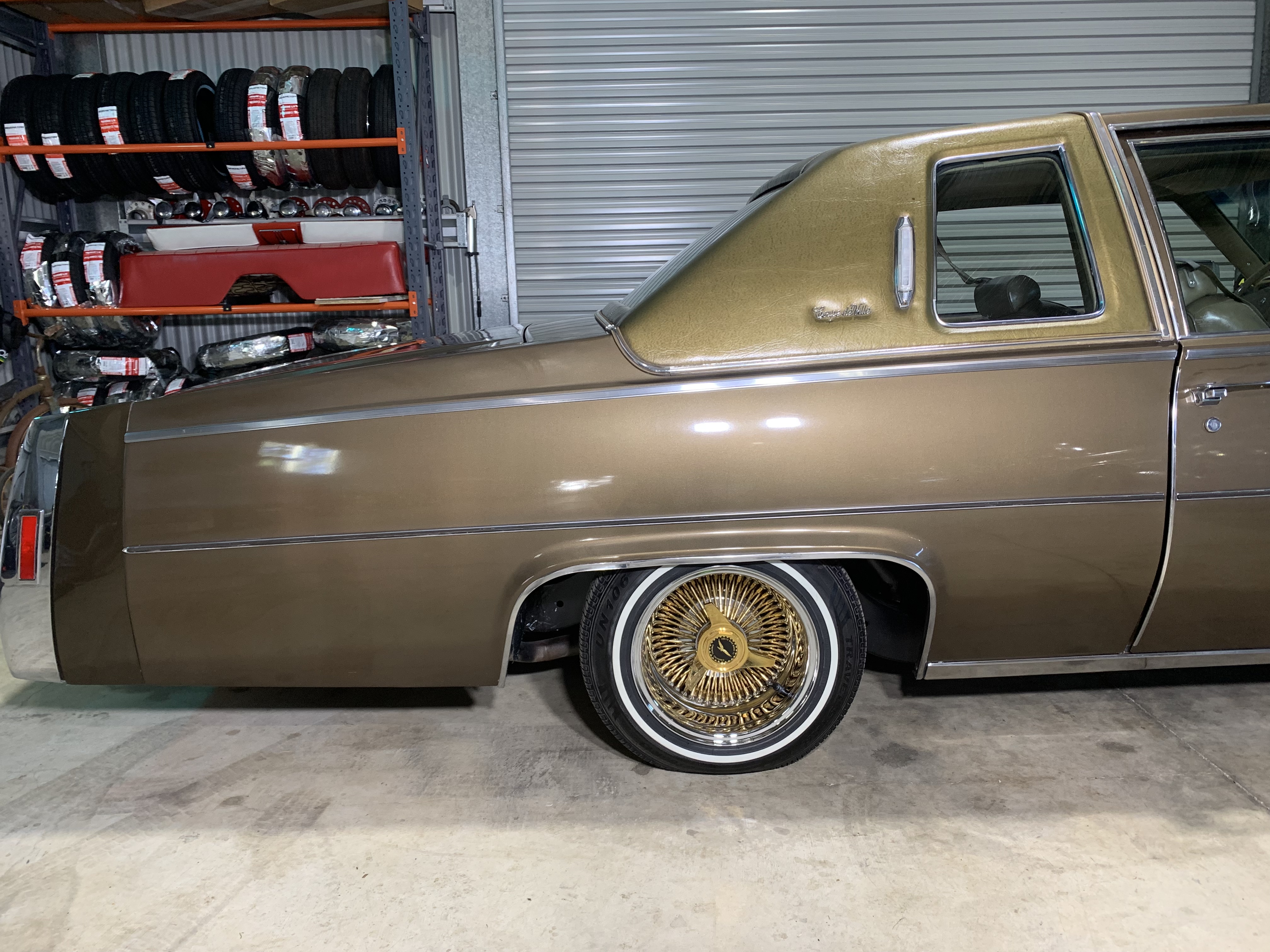 動作品　リンドバーグ　’79 Cadillac LOWRIDERホイールGOLD 1979 CADILLAC COUPE DE VILLE COUPE - JCW5218936 - JUST CARS