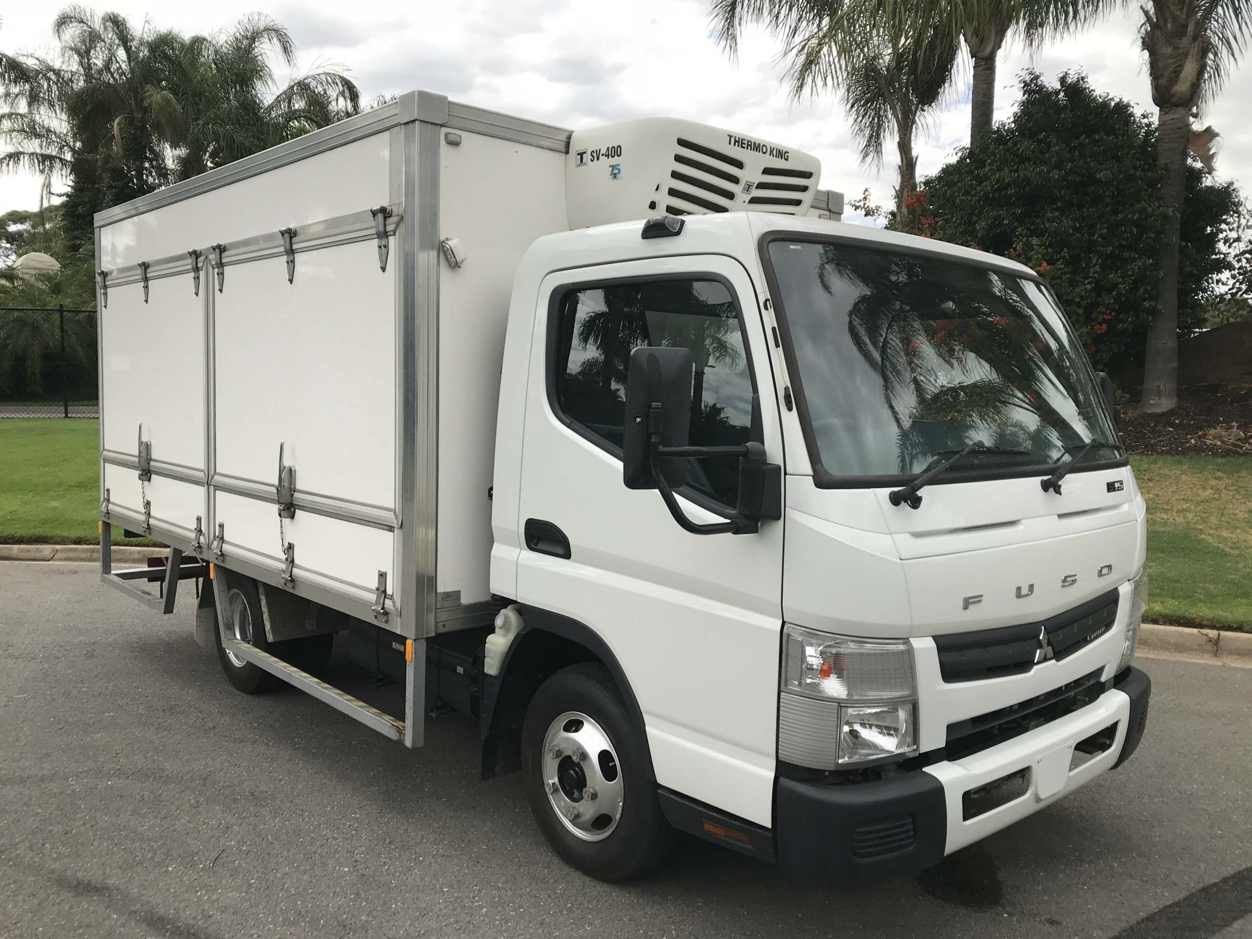 2014 FUSO CANTER 515 WIDE FUSO CANTER 515 FRIDGE BODY TRUCK