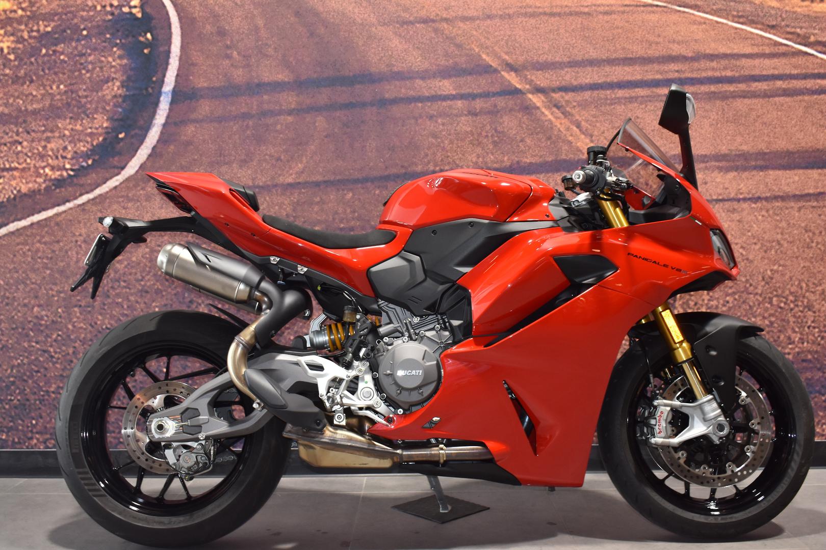 2025 ducati panigale v2 sports