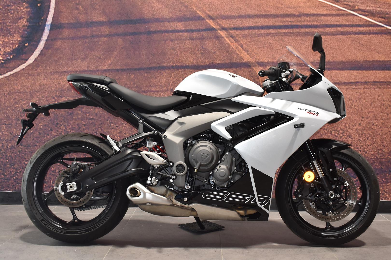 2024 triumph daytona 660 road