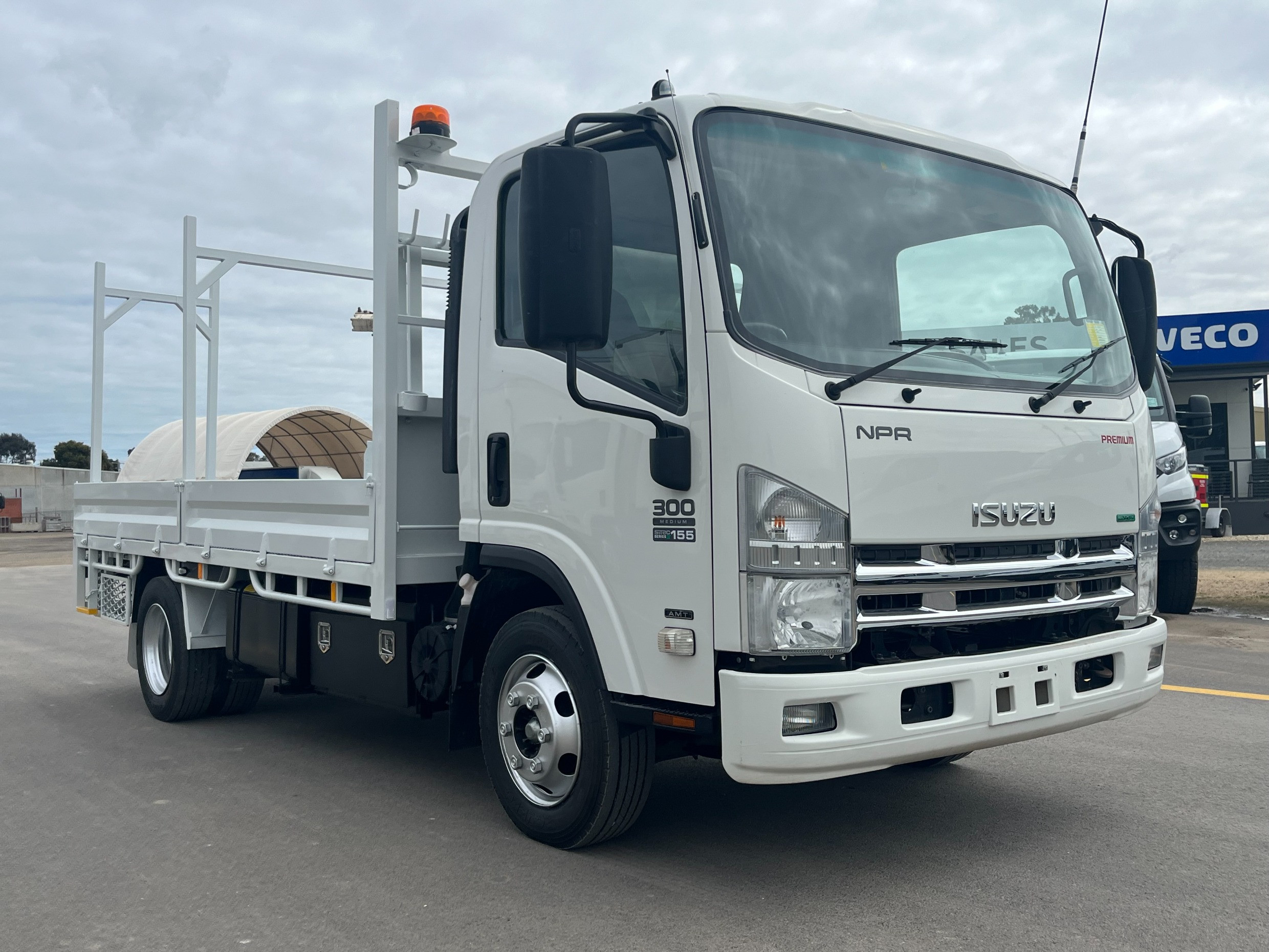 2012 isuzu npr300 amt tray