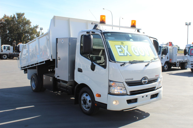 2015 hino 717 - 300 series manual tipper