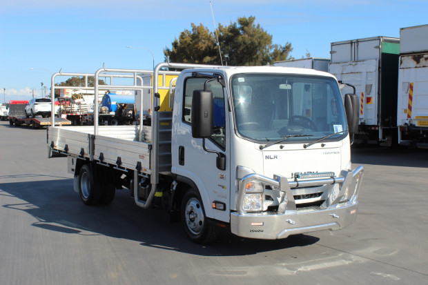 2024 isuzu nlr 45-150 amt tray