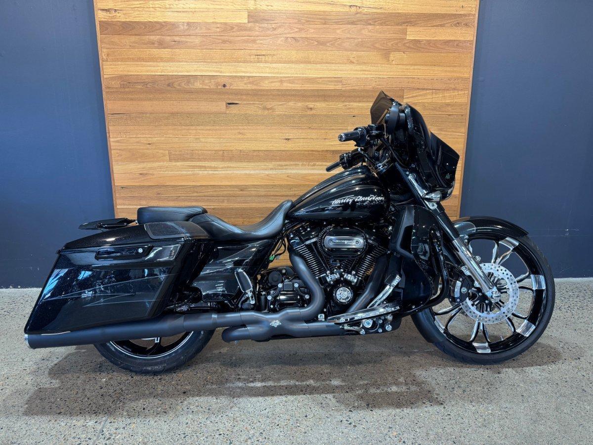 2017 harley-davidson cvo street glide 114 (flhxse) cruiser