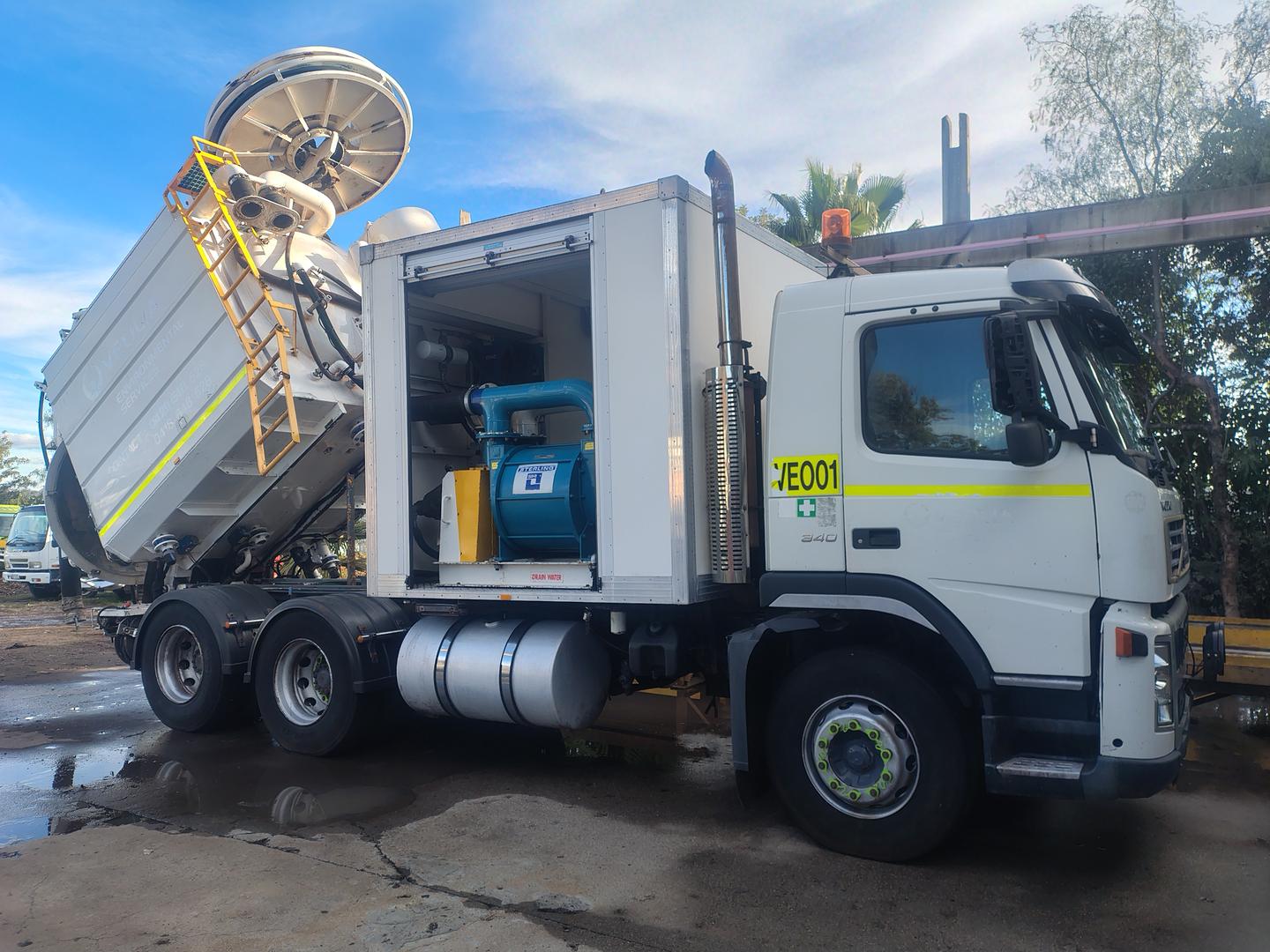 2012 isuzu f series fts 800 tray