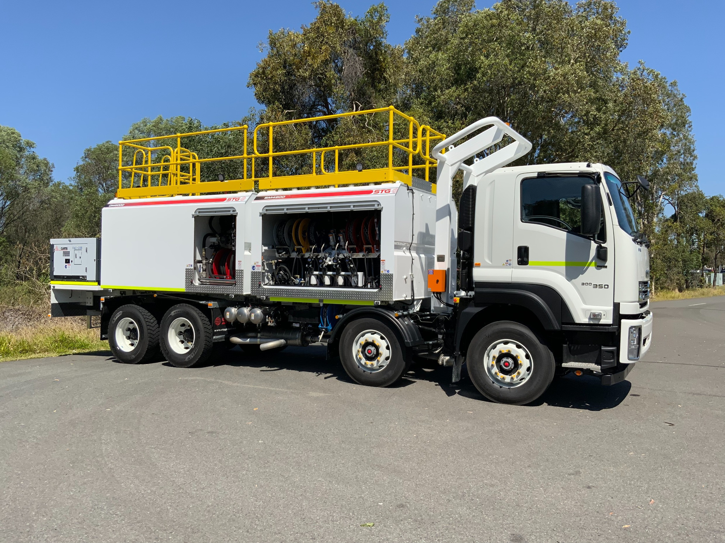 2025 isuzu fyh 300-350 9,000lt diesel + 7 x 700lt oil automatic service body