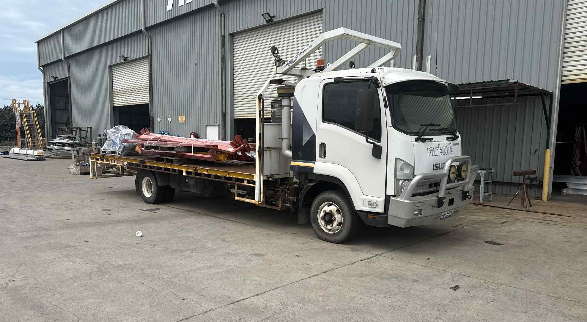 2011 isuzu frr tray truck