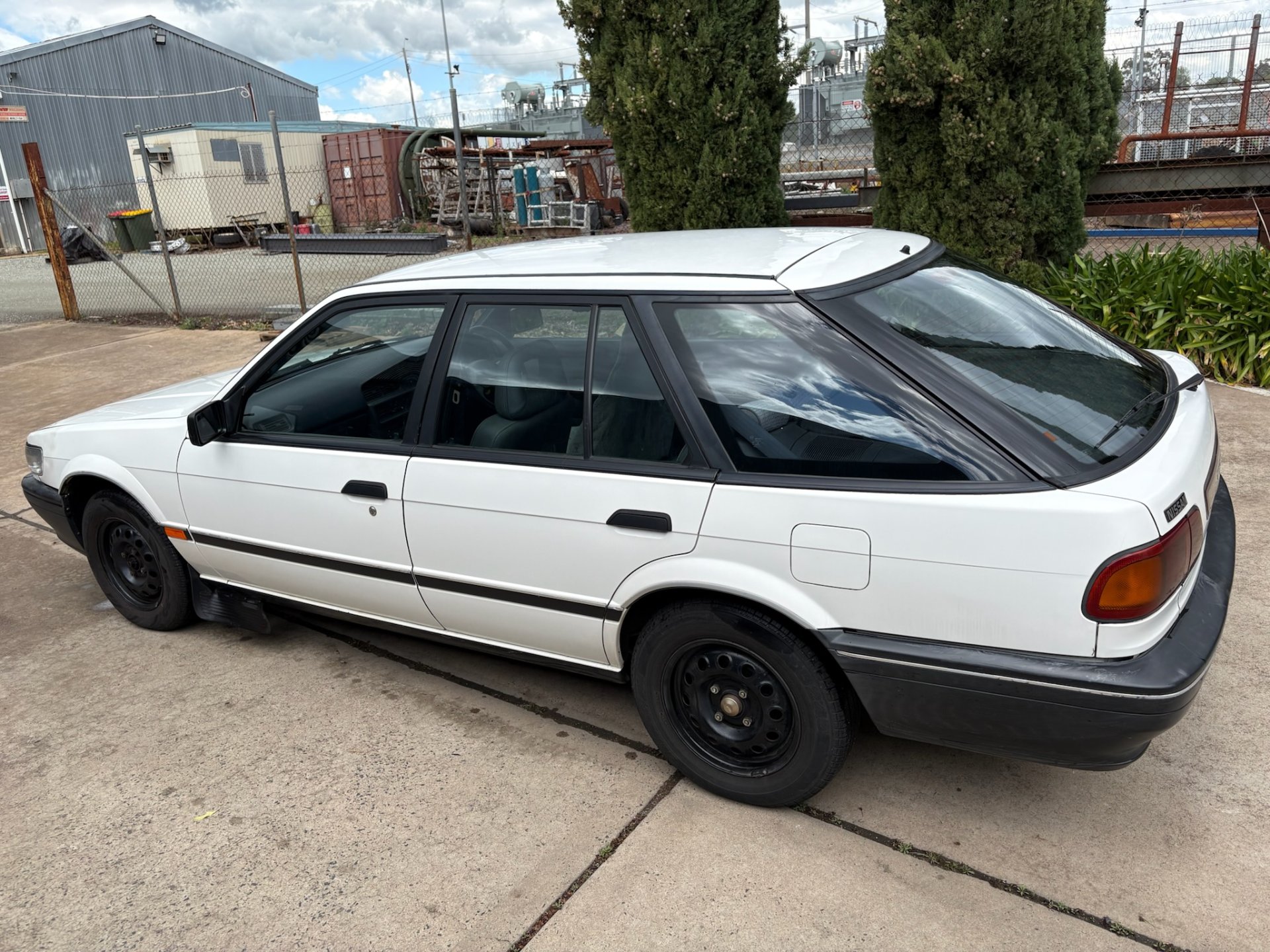 1990 nissan pintara executive 4 sp automatic 4d sedan