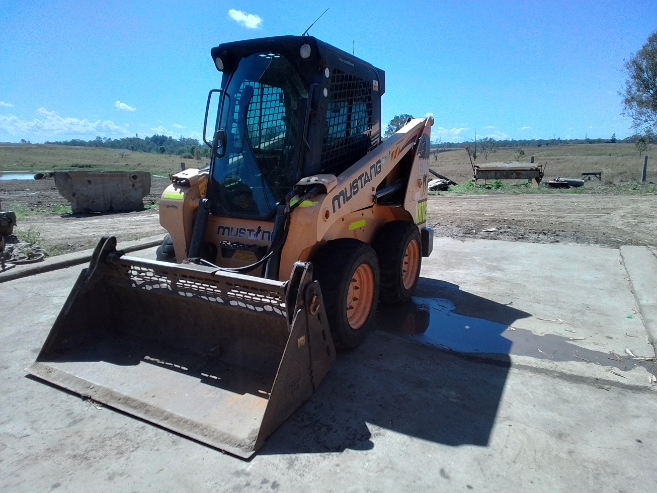 mustang 1900r skid steer