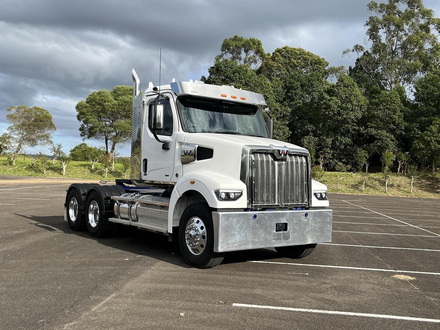 2023 western star 48x day cab prime mover