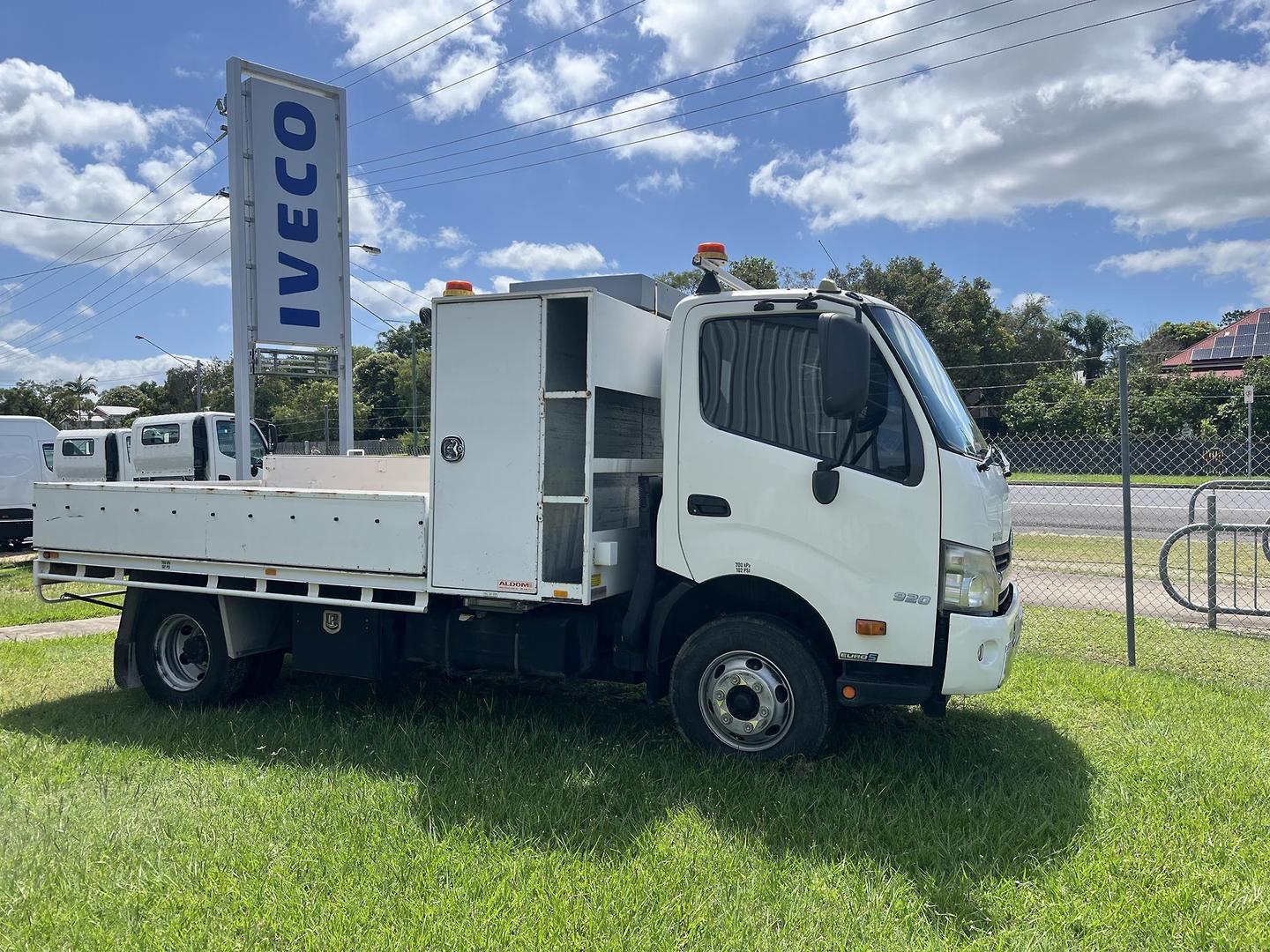 2014 hino 300 920 6 sp manual service truck