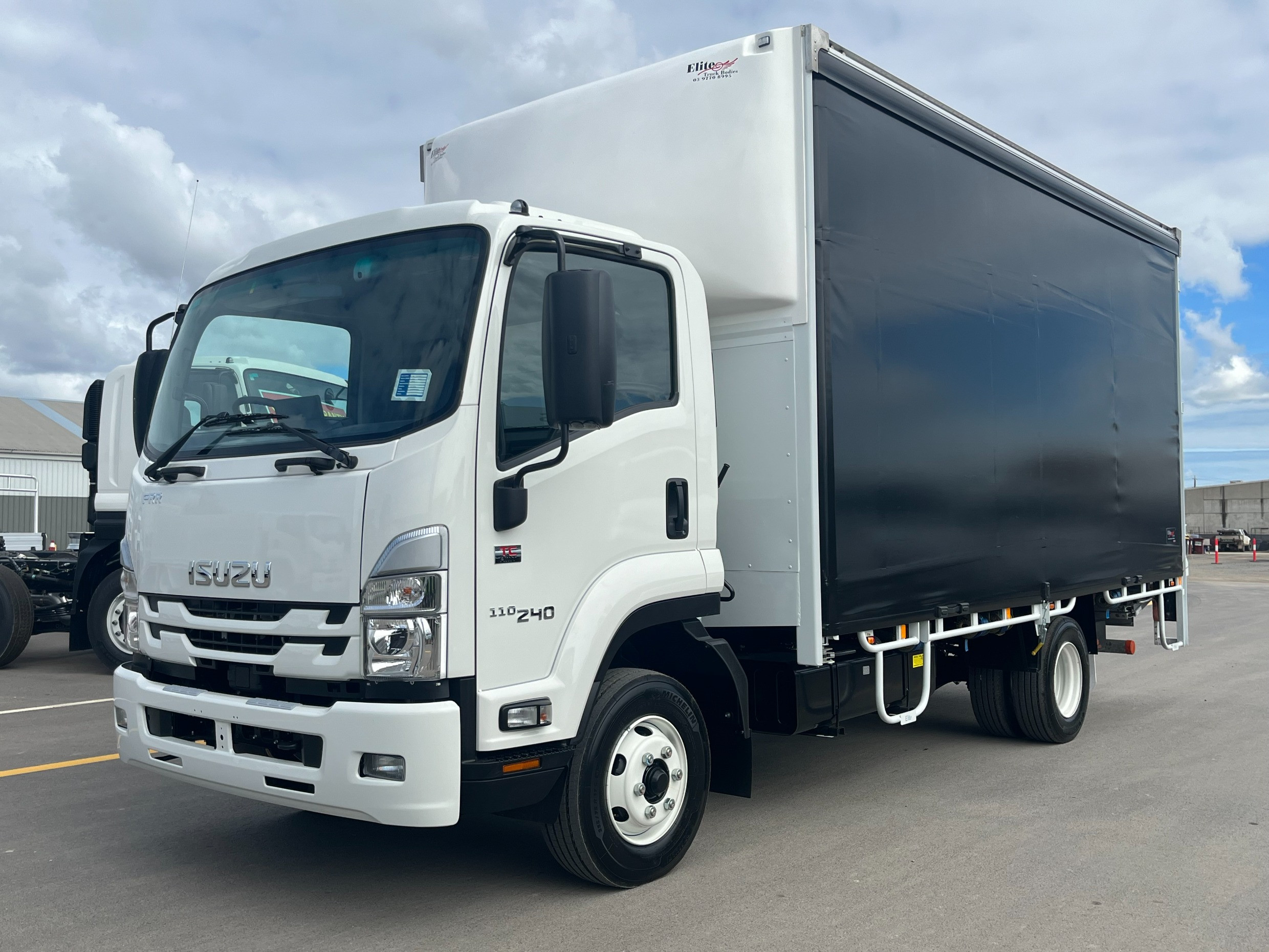 2025 ISUZU FRR 110-240 FRR 110-240 AMT MWB TRUCK FRR 110-240 AMT CURTAINSIDER