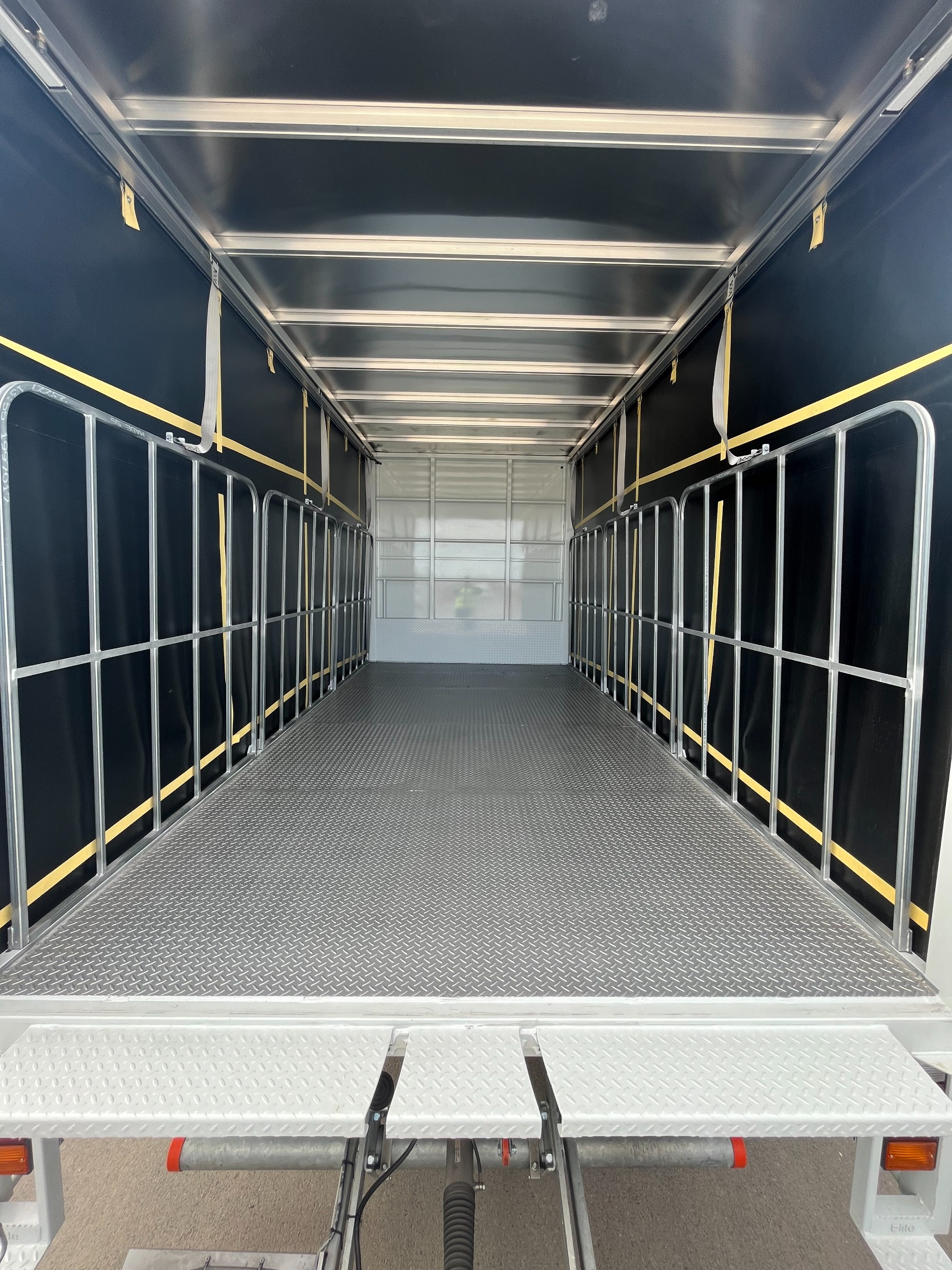 2025 ISUZU FRR 110-240 FRR 110-240 AMT MWB TRUCK FRR 110-240 AMT CURTAINSIDER