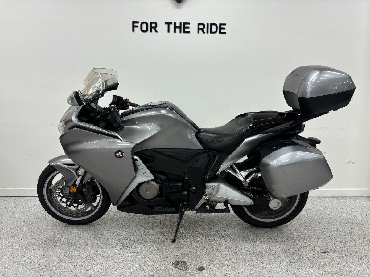2010 HONDA VFR1200F ROAD