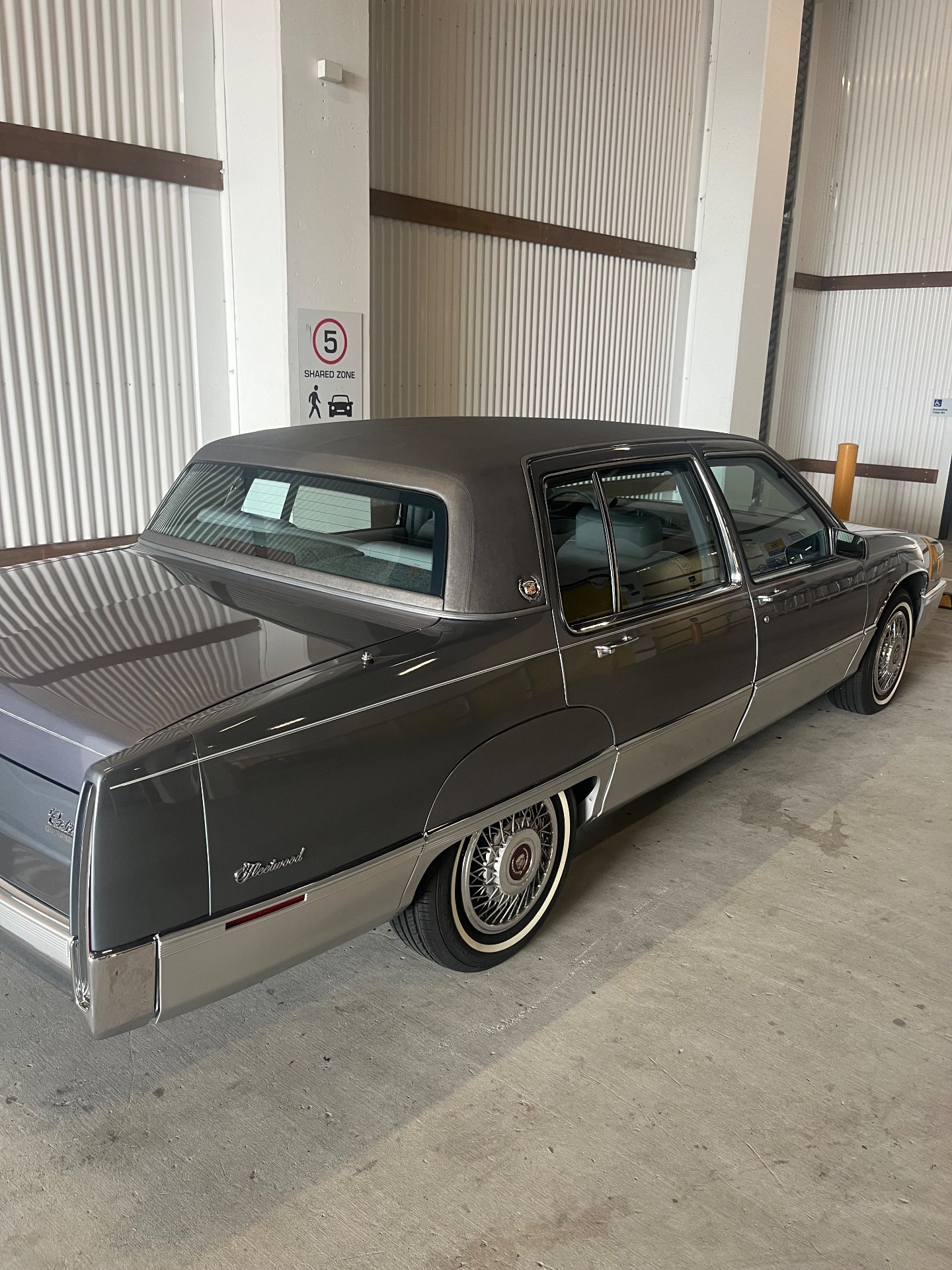 1990 CADILLAC FLEETWOOD BROUGHAM SEDAN