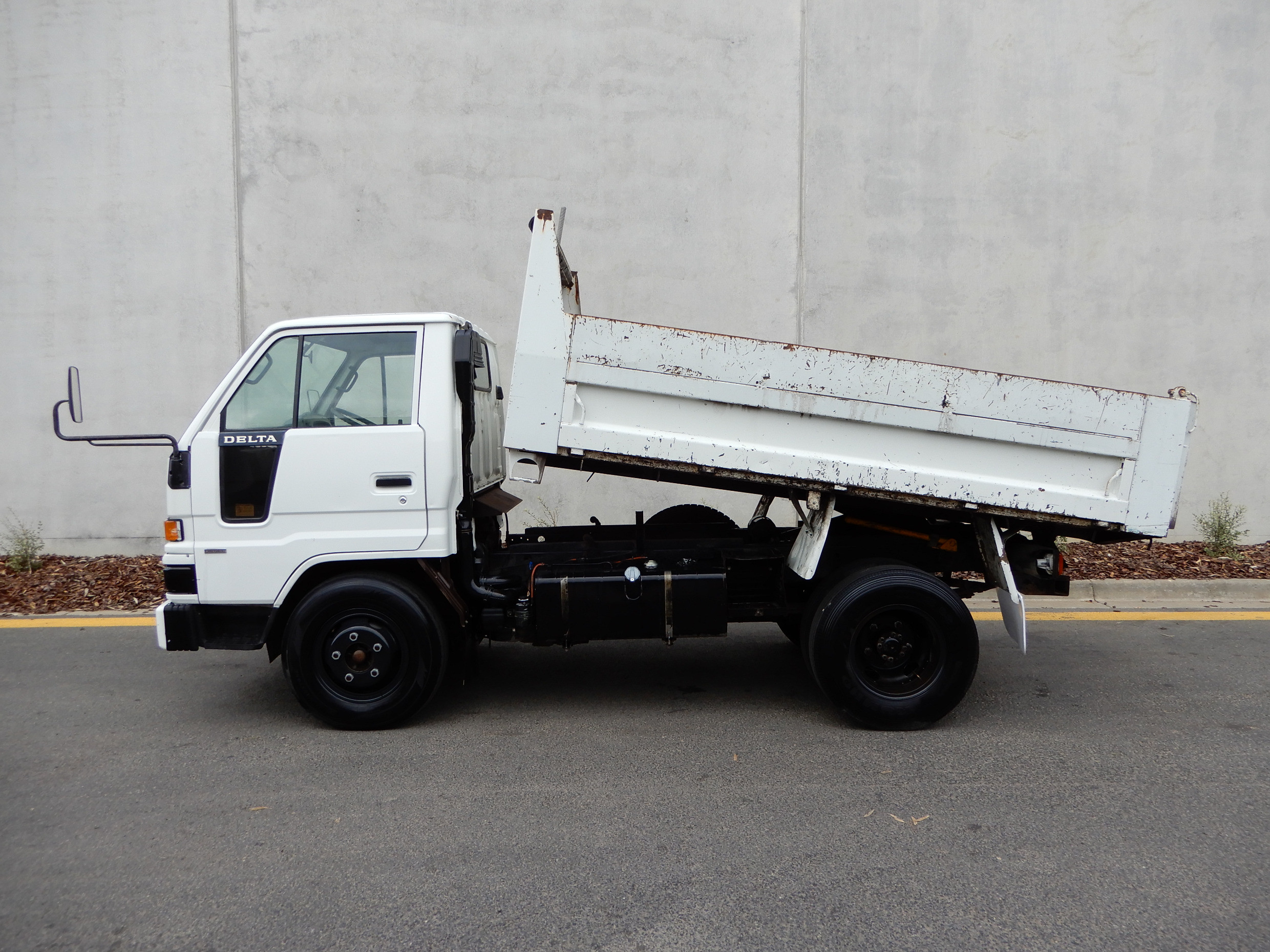 2002 DAIHATSU DELTA MANUAL TIPPER - JTFD5067824 - JUST TRUCKS