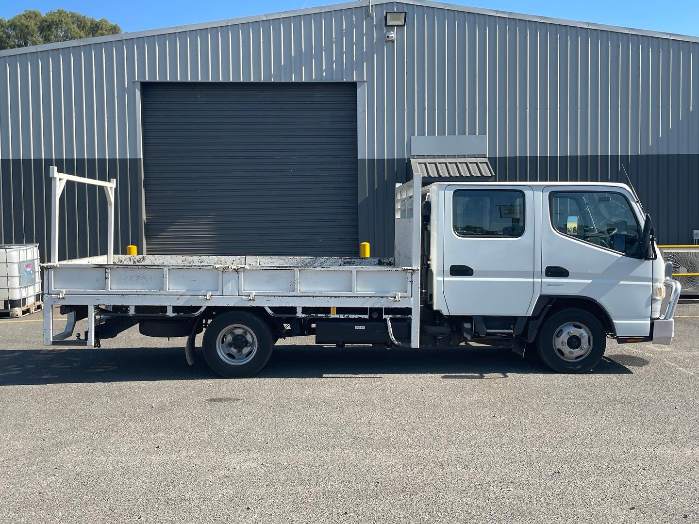 2018 FUSO CANTER 515 DC TRAYTOP WITH DROPSIDES AND REAR HURDLE