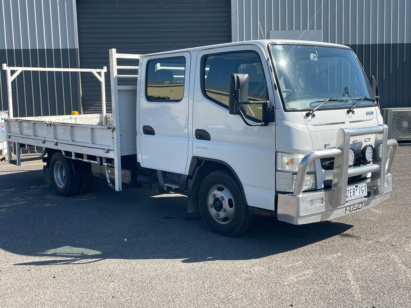 2018 FUSO CANTER 515 DC TRAYTOP WITH DROPSIDES AND REAR HURDLE