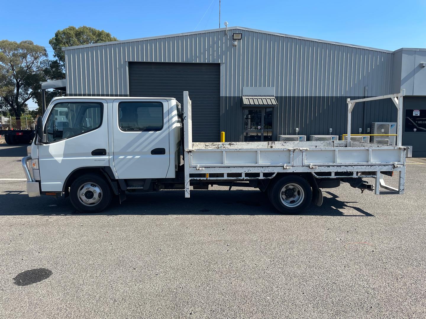 2018 FUSO CANTER 515 DC TRAYTOP WITH DROPSIDES AND REAR HURDLE