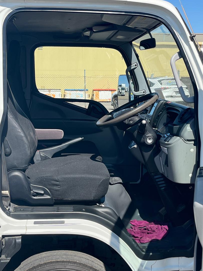 2018 FUSO CANTER 515 DC TRAYTOP WITH DROPSIDES AND REAR HURDLE