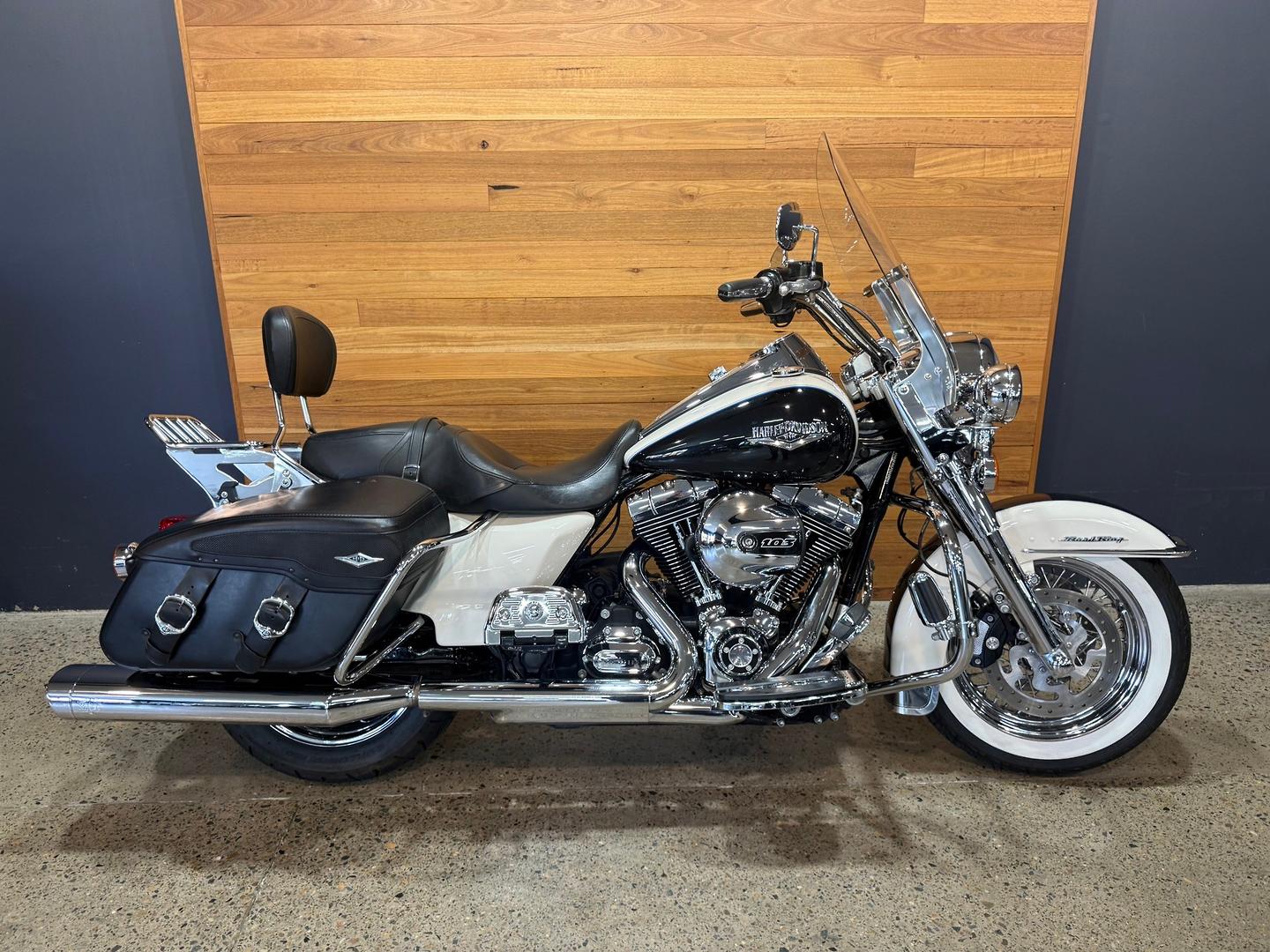 2014 harley-davidson flhrc road king classic cruiser