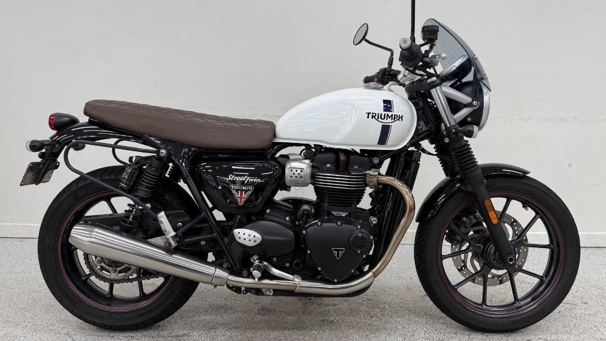 2018 triumph street twin road