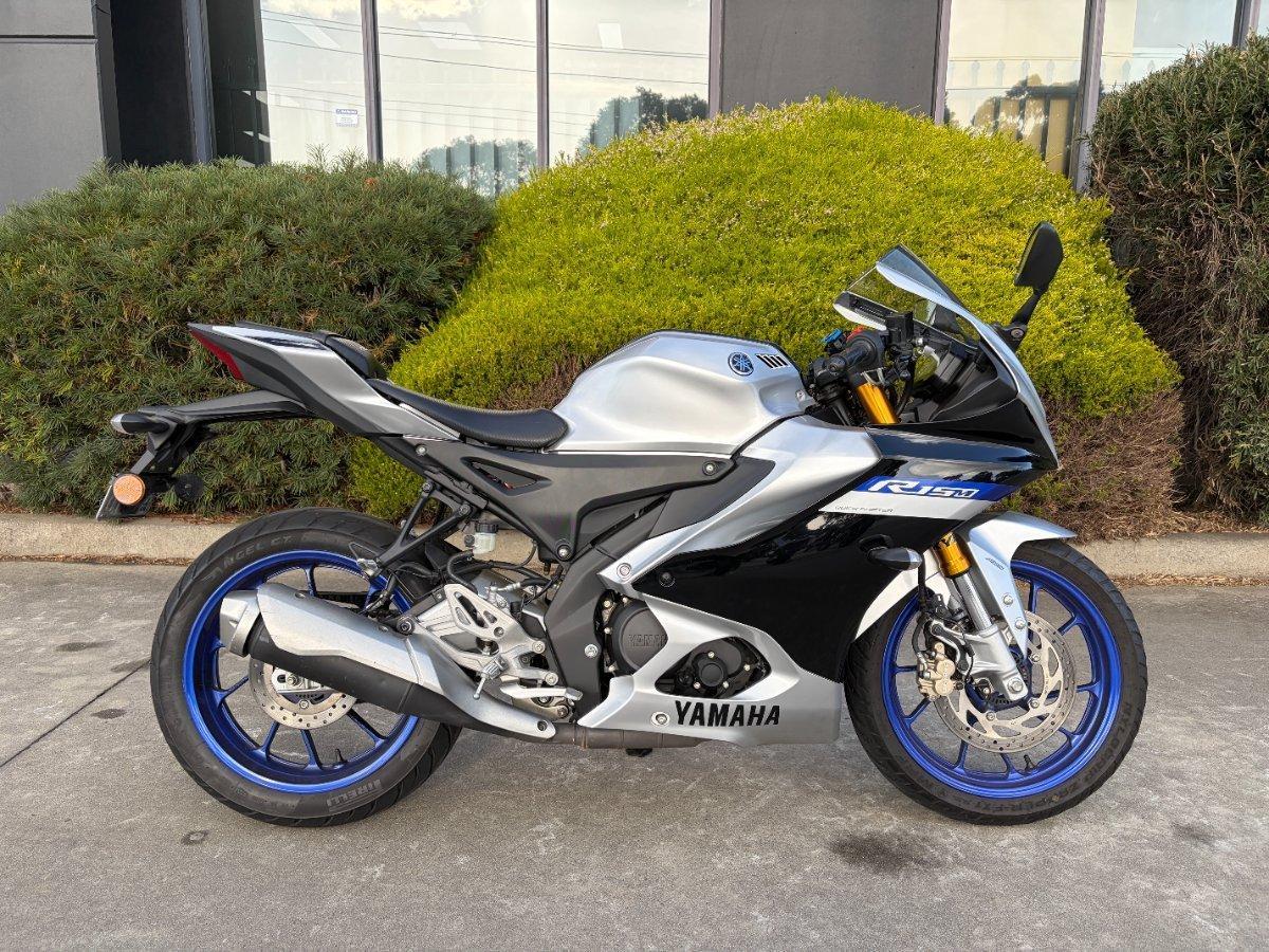 2023 yamaha yzf-r15m sports